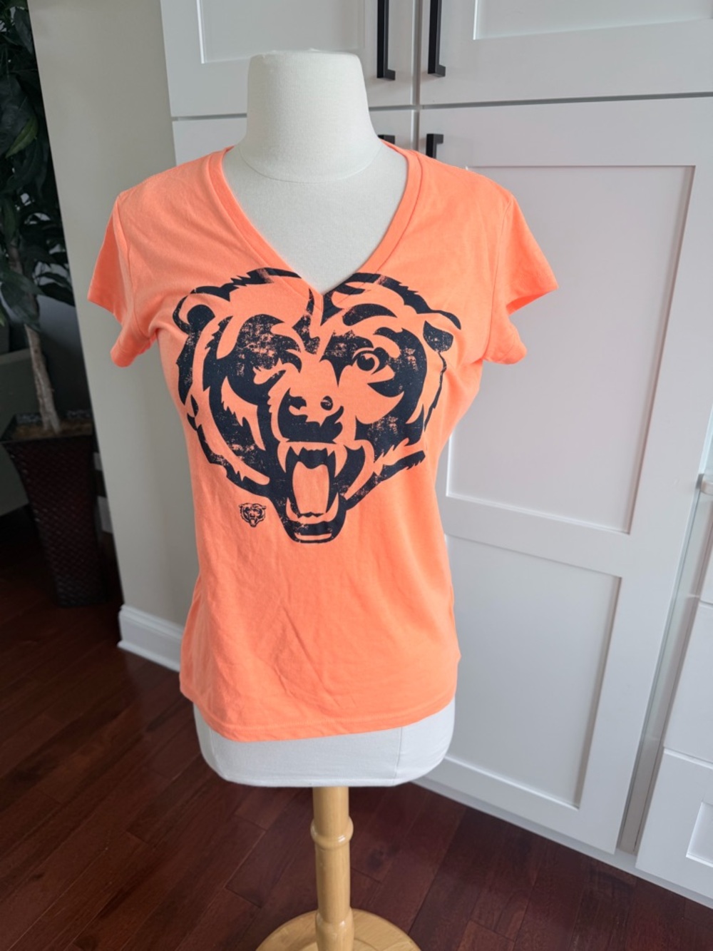 CHICAGO BEARS Orange V-Neck Burnout Tee Small Women’s